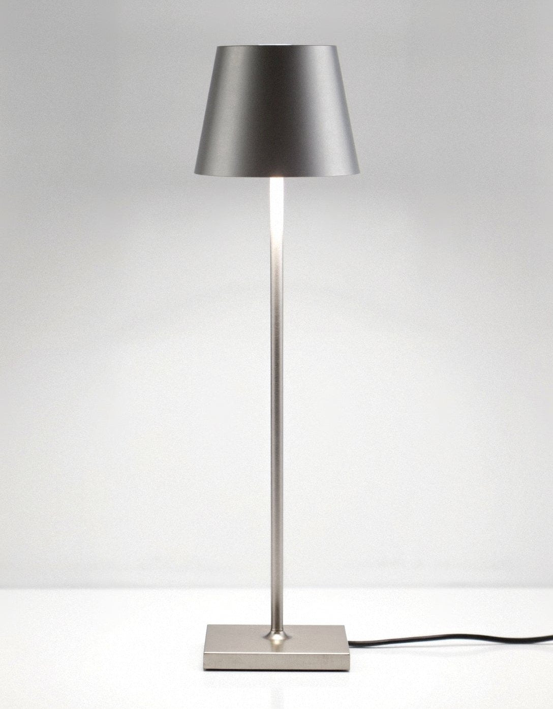 Vespera Minimalist Høy Bordlampe