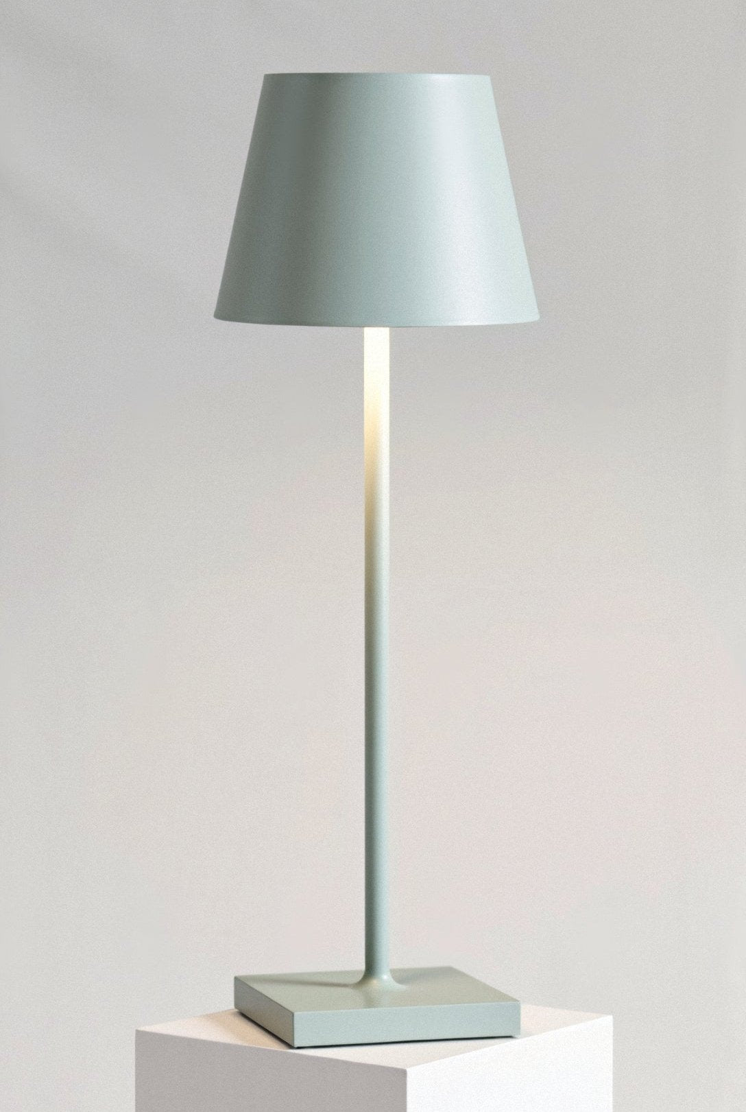Vespera Minimalist Høy Bordlampe